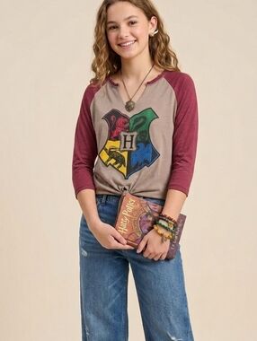 HARRY POTTER - HOGWARTS Crest Regan Sleeve Top
